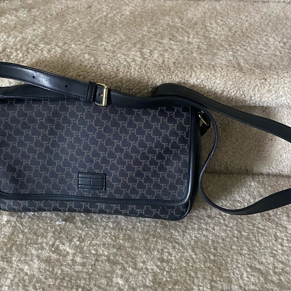 Tommy Hilfiger 9 1/2”x7” black handbag purse - Picture 10 of 10